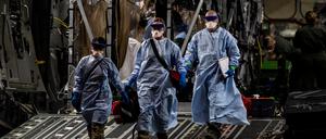 US-Armeemitarbeiter in Schutzkleidung auf der Ramstein Air Base bei Kaiserslautern.