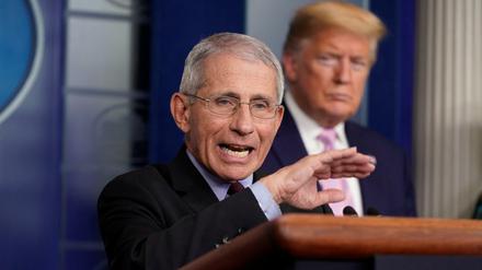 US-Präsident Donald Trump hört Anthony Fauci zu. 