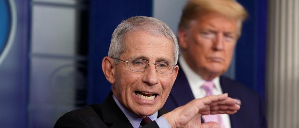 US-Präsident Donald Trump hört Anthony Fauci zu.