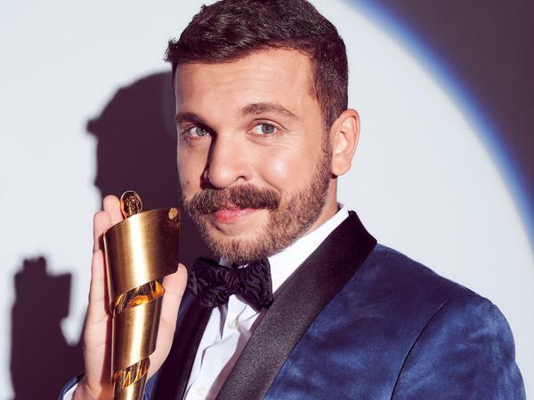 Moderiert am 24.April erneut den Deutschen Filmpreis - diesmal ohne Publikum: Edin Hasanović.