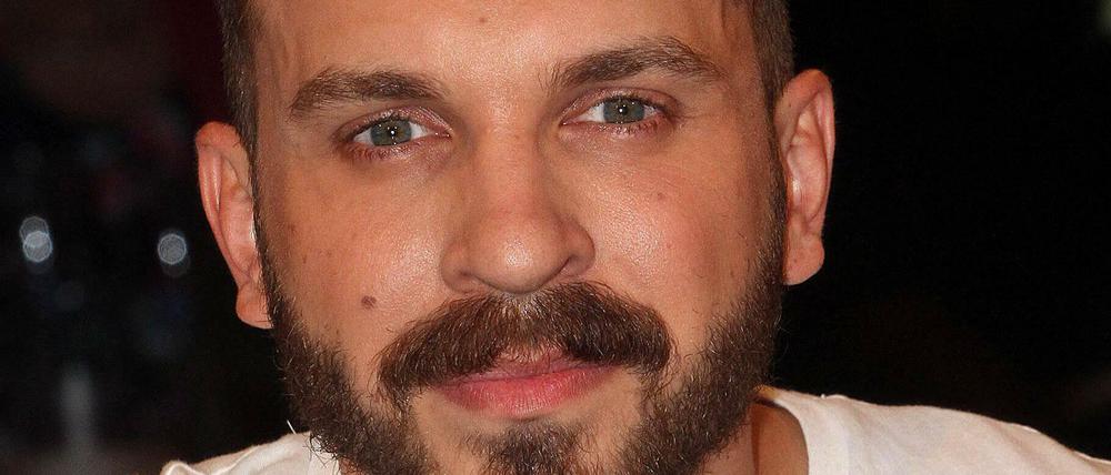 Edin Hasanović, 28, ist ein deutsch-bosnischer Schauspieler, der in Berlin lebt.