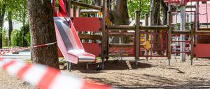 Ein gesperrter Spielplatz an der Innpromenade in Passau. Die Spielplätze in Bayern sind weiterhin gesperrt, um die weitere Ausbreitung des Coronavirus einzudämmen.