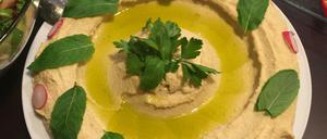 Omar Saad pflegt den libanesischen Stil: sein Hummus soll vor allem nach Kichererbsen schmecken