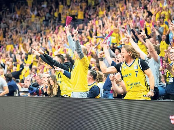 Wenig Luft: Für die Hallensportarten (hier die Fans von Alba Berlin) verschärft sich das Ansteckungsproblem im Vergleich zum Fußball noch einmal.