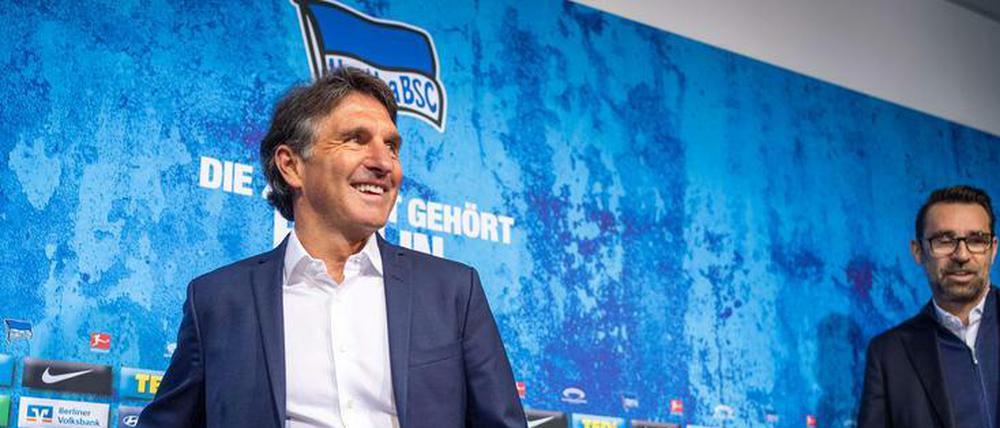 Sicherheitsabstand. Bruno Labbadia würde den Kollegen in seinem neuen Berliner Arbeitsumfeld gern die Hand geben – darf er aber noch nicht.