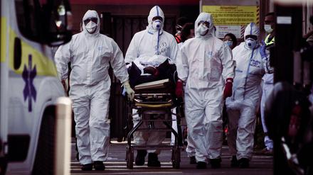 Sanitäter im französischen Bordeaux bringen einen Corona-Patienten ins Krankenhaus.