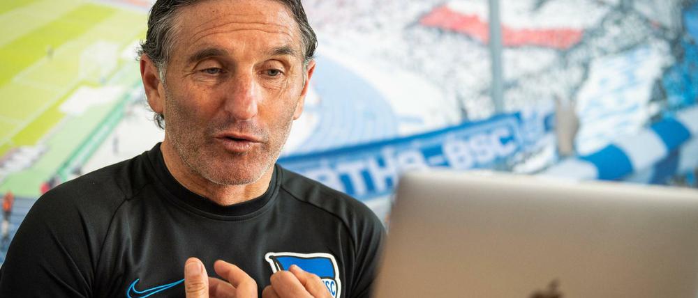 Ungewöhnliche Interviewrunde. Bruno Labbadia beantwortet die Fragen der Journalisten vor dem Laptop.