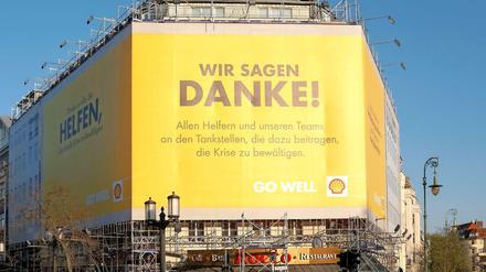 Auch eine Grußbotschaft kann negative Folgen haben: das verhüllte Haus am Kaiserdamm.