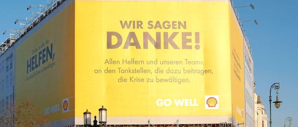 Auch eine Grußbotschaft kann negative Folgen haben: das verhüllte Haus am Kaiserdamm.