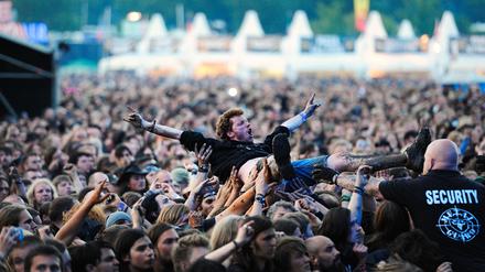 Einmal im Jahr ausflippen: Ein Metal-Fan lässt sich beim Heavy-Metal-Festival Wacken durch die Menge tragen.