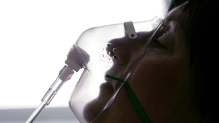 Eine Patientin einer Intensivstation wird beatmet.