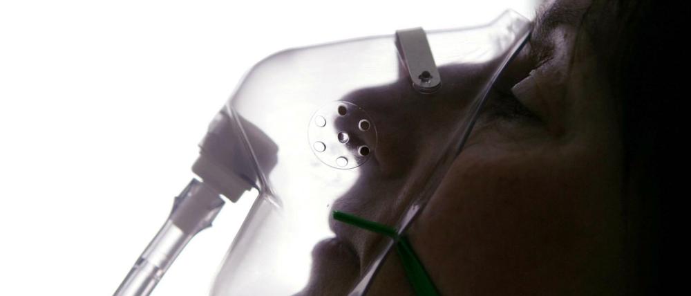 Eine Patientin einer Intensivstation wird beatmet.