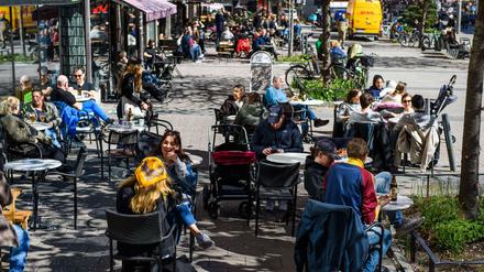 Gut besucht waren die Straßencafes in Stockholm am Mittwoch.