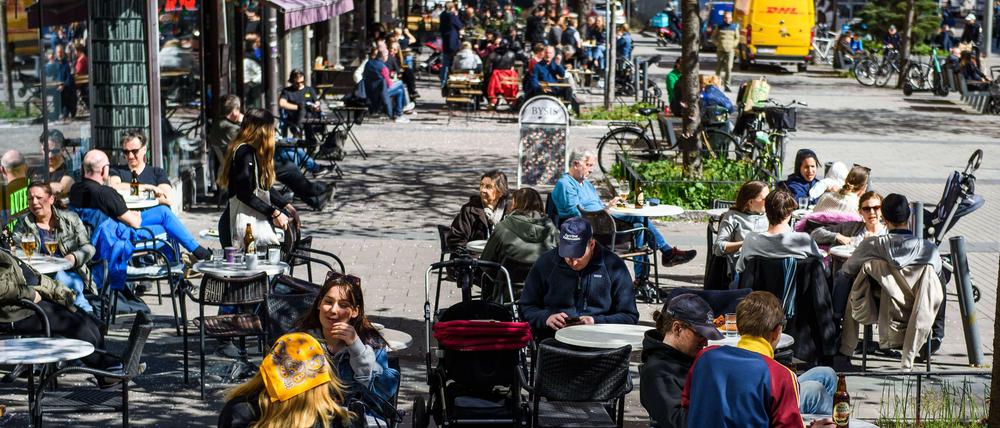 Gut besucht waren die Straßencafes in Stockholm am Mittwoch.