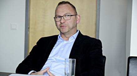 Frank Werneke in seinem Büro am Konferenztisch.