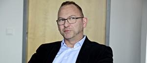 Frank Werneke in seinem Büro am Konferenztisch.