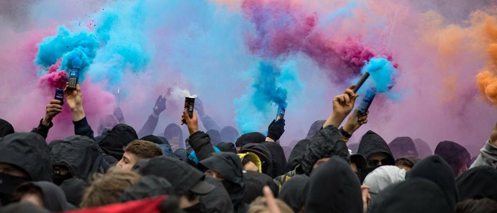 Demonstranten der Revolutionären 1. Mai Demonstration in Berlin Kreuzberg entzünden Rauchtöpfe und Pyrotechnik.
