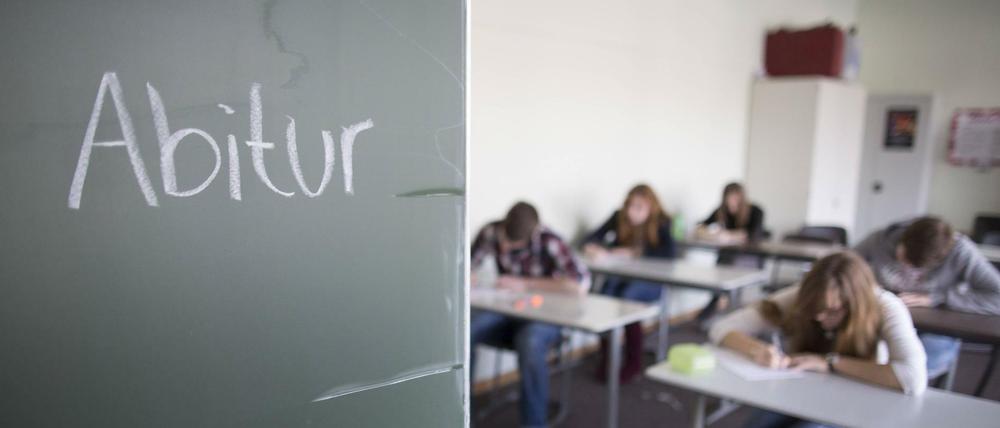 Nur mit Abstand. Auch in normalen Zeiten durften Schüler beim Abitur nicht eng nebeneinandersitzen