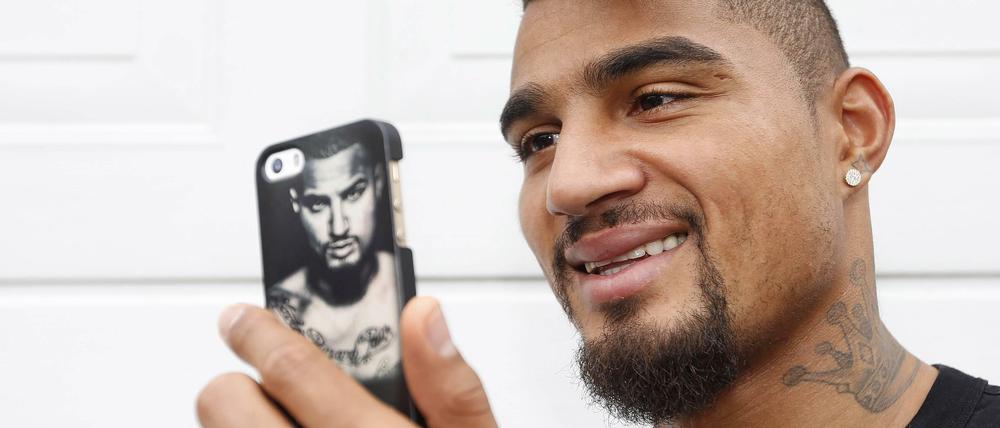 Anschluss unter dieser Nummer: Kevin-Prince Boateng ist ein Mann der Technik.