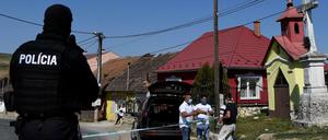 In der Slowakei wurde eine Roma-Siedlung in dem Ort Zehra abgesperrt, nachdem sich dort mehrere Menschen mit dem Coronavirus infiziert hatten. 