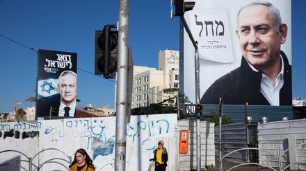 Benjamin Netanjahu (im Vordergrund) und Oppositionschef Benny Gantz können sich nicht auf eine große Koalition verständigen.