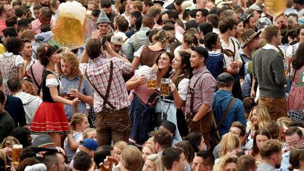 Je mehr Menschen sich freiwillig die FFP2 aufsetzen, desto besser kommen alle durchs Jahr – und schützen so auch die mit, die maskenlos aufs Oktoberfest ziehen.