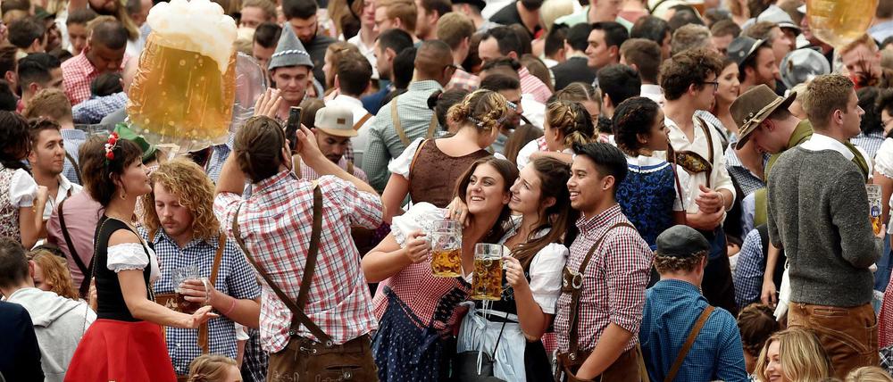 Je mehr Menschen sich freiwillig die FFP2 aufsetzen, desto besser kommen alle durchs Jahr – und schützen so auch die mit, die maskenlos aufs Oktoberfest ziehen.