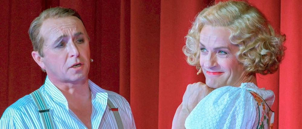 Tobias Bonn (li.) und Christoph Marti von den Die Geschwister Pfistern auf der Bühne der Komischen Oper Berlin in der Operette „Roxy und ihr Wunderteam”.