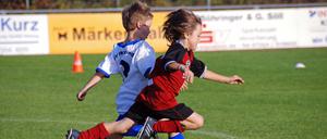 Fußball ist Kontaktsport - auch die Kleinsten müssen deshalb pausieren.