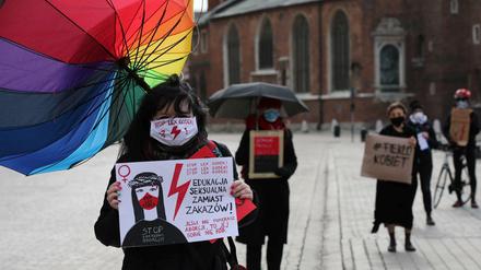 Streik der Frauen. Mit Regenschirmen protestieren Polinnen gegen eine Verschärfung des Abtreibungsrechts. 
