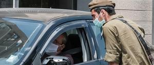 Ein Polizist spricht mit einem Autofahrer in dem Jerusalemer Viertel Givat Mordechai, nachdem in mehreren strengreligiösen Vierteln der Stadt wegen des Corona-Virus weitere Beschränkungen verhängt wurden. 