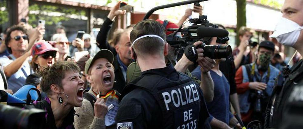 Als die Berliner Polizisten die Demonstration auflösen wollen, werden sie von Demonstrantinnen angeschrien. Einen Mundschutz trägt nur die Polizei auf der „Hygienedemo“