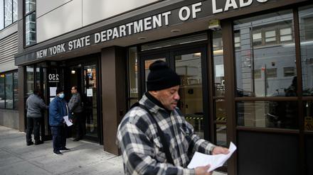 In Amerika verlieren Arbeitnehmer sehr schnell ihren Job und müssen dann Arbeitslosenhilfe beantragen. 