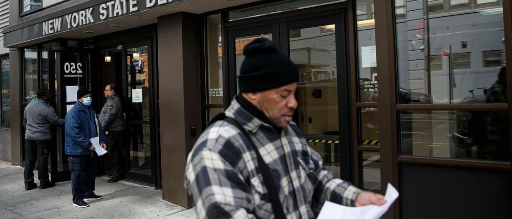 In Amerika verlieren Arbeitnehmer sehr schnell ihren Job und müssen dann Arbeitslosenhilfe beantragen.