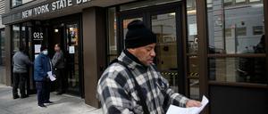 In Amerika verlieren Arbeitnehmer sehr schnell ihren Job und müssen dann Arbeitslosenhilfe beantragen. 