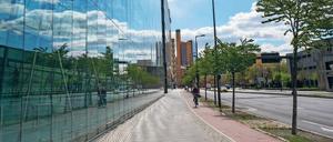 Ohne Menschen ist die Stadt, wie hier in der Berliner Ben-Gurion-Straße am Potsdamer Platz, buchstäblich auf sich selbst zurückgeworfen. 
