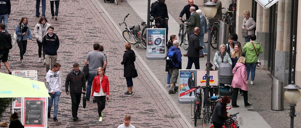 Zahlreiche Passanten könnten bald wieder Brandenburgs Einkaufsstraßen füllen.