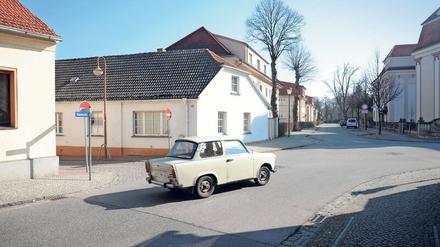Geduckte Häuser, aufregende Ödnis. Zehdenicker Straßenszene.