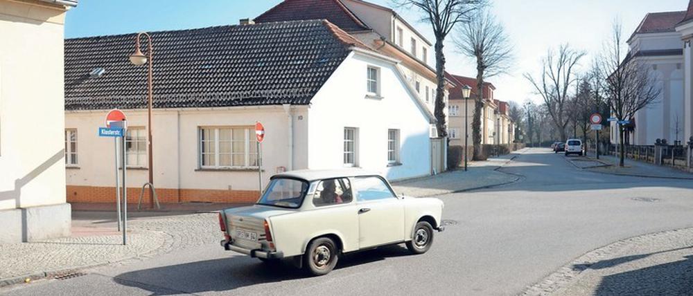 Geduckte Häuser, aufregende Ödnis. Zehdenicker Straßenszene.