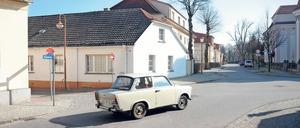Geduckte Häuser, aufregende Ödnis. Zehdenicker Straßenszene.
