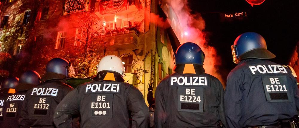 Polizisten vor dem queerfeministische Hausprojekt Liebig34.