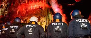 Polizisten vor dem queerfeministische Hausprojekt Liebig34.