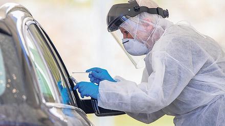 Einmal Abstrich, bitte. In vielen Bundesländern gibt es schon seit Wochen Drive-In-Teststellen. Mögliche Infizierte verlassen das Auto nicht, schützen so Ärzte und Mitbürger. 