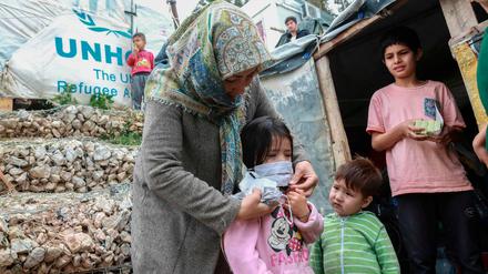 Flüchtlinge im Lager Moria auf Lesbos: Der Schutz gegen einen Ausbruch der Corona-Pandamie ist äußerst unzureichend.