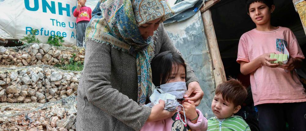 Flüchtlinge im Lager Moria auf Lesbos: Der Schutz gegen einen Ausbruch der Corona-Pandamie ist äußerst unzureichend.