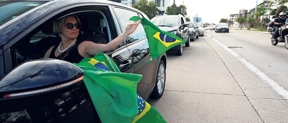 Kampf auf der Straße. Anhänger des brasilianischen Präsidenten Jair Bolsonaro demonstrieren mit ihren Autos gegen Ausgangsbeschränkungen in Porto Alegre.