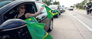 Kampf auf der Straße. Anhänger des brasilianischen Präsidenten Jair Bolsonaro demonstrieren mit ihren Autos gegen Ausgangsbeschränkungen in Porto Alegre.