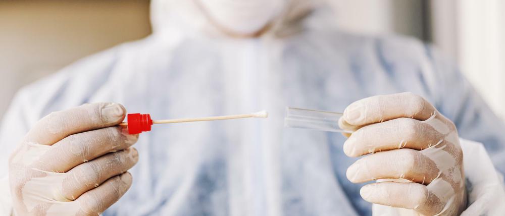 Abstrich. Im Corona-Testzentrum in Adlershof untersucht das ifp Proben auf das Virus.