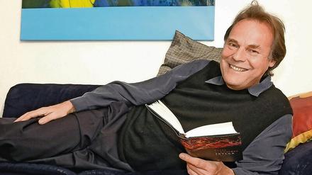 Zu Hause in Berlin. Peter Schneider auf seinem Sofa. 