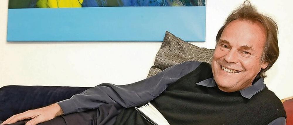 Zu Hause in Berlin. Peter Schneider auf seinem Sofa.